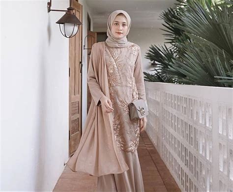 Baju muslim terbaru 2021 yang memberikan nuansa keindahan ini bisa dikatakan sebagai busana muslim yang bernuansa modern dengan pilihan warna masa kini. 100+ Inspirasi Model Baju Gamis Brokat Terbaru 2019 ...