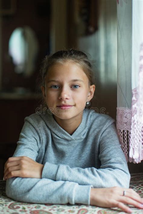 Retrato De Uma Menina Bonito De Doze Anos Que Senta Se Na Tabela Foto De Stock Imagem De