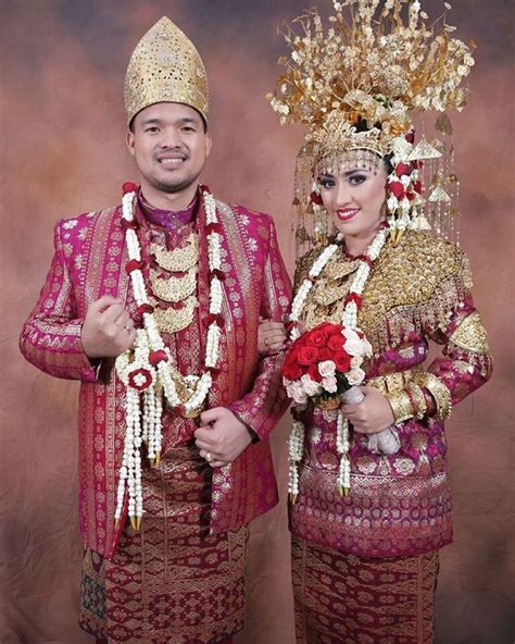 Bentuk busana aesan gede pada pengantin wanita dibagi menjadi 4 yakni bagian kepala, tubuh, tangan dan juga kaki. 10 Inspirasi Pernikahan Unik nan Megah A La Palembang ...
