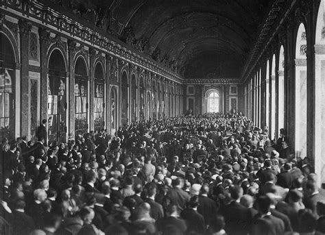 Élaboré au cours de la conférence de paris, le traité est signé le 28 juin 1919, date anniversaire de l'attentat de sarajevo, dans la galerie des glaces du. Traité de Versailles — Wikipédia