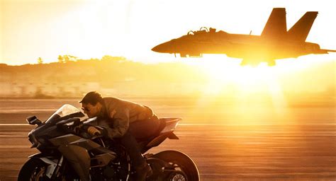 Tom Cruise Featured On New Top Gun Maverick Poster