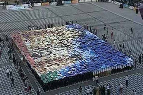world largest human national flag pakistan makes guinness world record in lahore paki mag