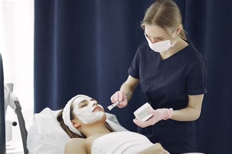 Mulher No Estúdio De Cosmetologia Em Um Procedimentos Foto Grátis