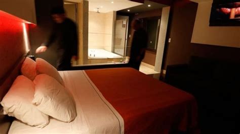 cuarentena encuentran a siete parejas en un hotel alojamiento radio mitre