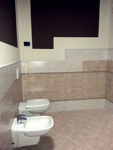 .bagno con comodo box doccia. Rivestimento bagno con lingotti e mosaico in marmo ...