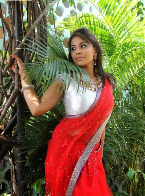 Doodhwali Mallu Aunty Actress Srilekha Sexy Red Saree Pallu Drop Big