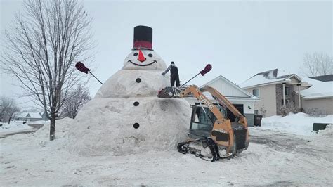 Giant ‘frosty Snowman Is Local Celebrity In Minnesota Videos From The Weather Channel