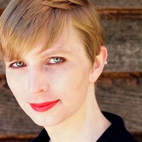 ‘here I Am Everyone Chelsea Manning Celebrates Freedom By Unveiling