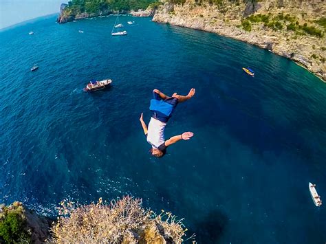 Menantang Maut Dengan Cliff Jumping Di Blue Lagoon Nusa Lembongan