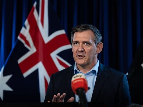 Announcing the lockdown on monday, the northern territory chief minister, michael gunner the lockdown, which came into effect at midday on monday, applies to the darwin, palmerston and. Coronavirus lockdown: $63K fine for crossing Northern ...