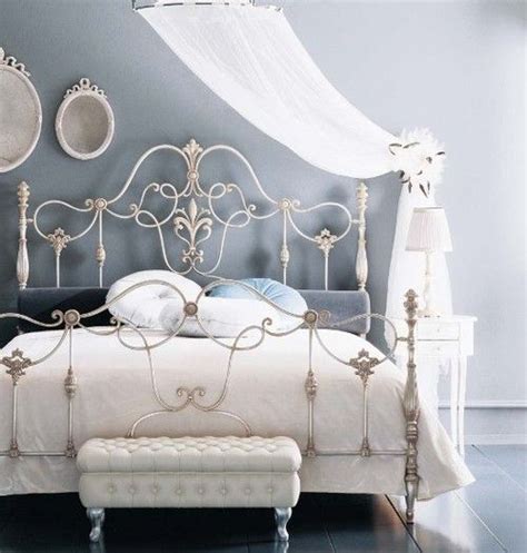 Wrought iron beds are present in a variety of manners and colours. martinijinjur: ideas-for-your-home: 812metrov | White iron ...