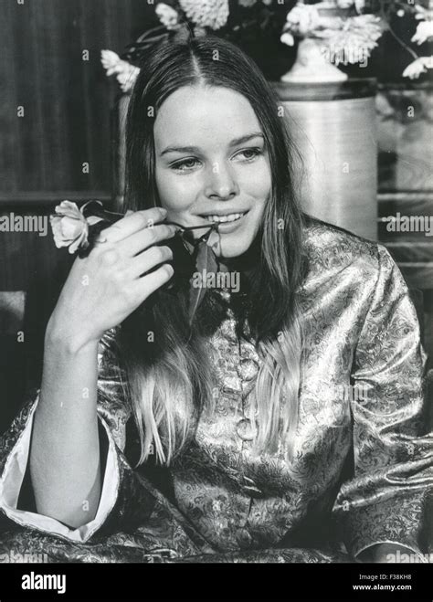 Michelle Phillips Us Singer While A Member Of The Mamas And Papas In