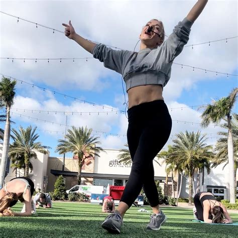 Teen Mom Mackenzie Mckee Shows Off Her Tiny Waist And Impressive Abs In