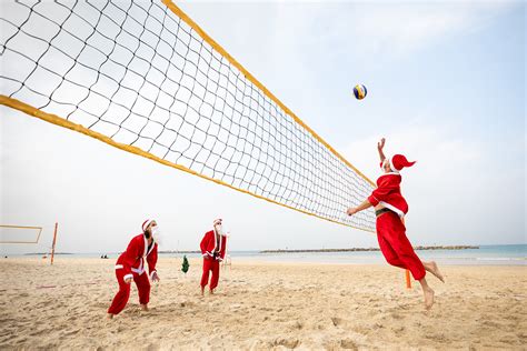 Des Pères Noël Sur La Plage De Tel Aviv Pour Une Partie De Volley Ball