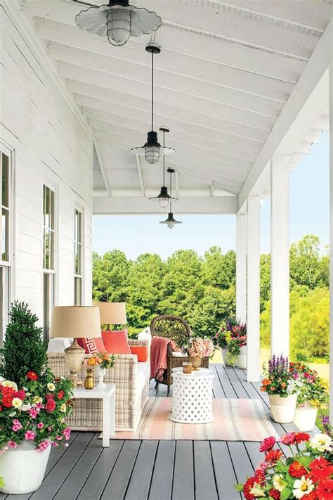 Let's celebrate autumn with farmhouse fall porch decor! 20 Amazing Farmhouse Front Porch Decor Ideas