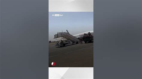 ذعر المسافرين داخل مطار الخرطوم الدولي بعد سيطرة قوات الدعم السريع عليه شاهدسكاي Youtube
