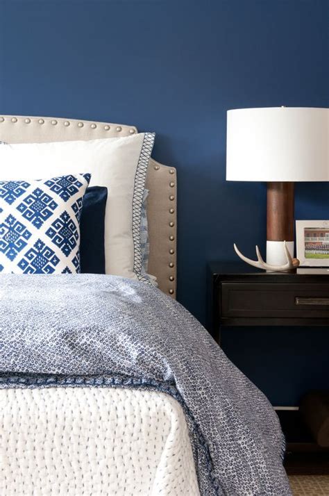 Bruin is een van de meest voorkomende kleuren in het interieur. Slaapkamer donkerblauw in 2020 | Ideeën voor ...