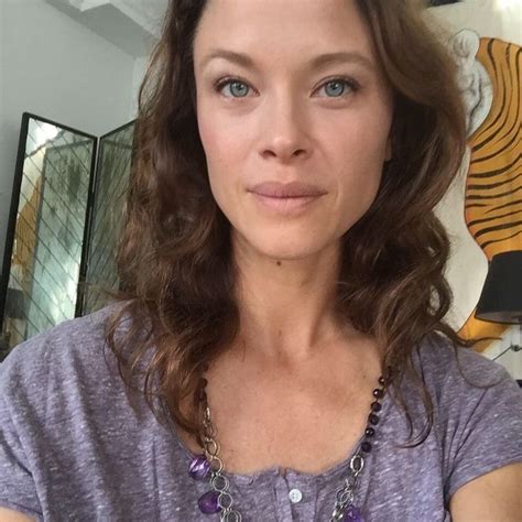 Actress Scottie Thompson Is A Perfect Fit For Fitz S Wife Jenn Love Her Gray Eyes Scottie