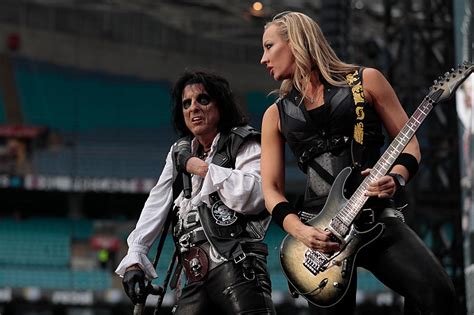 Alice Cooper Breaks Cane Onstage Accidentally Hits Nita Strauss