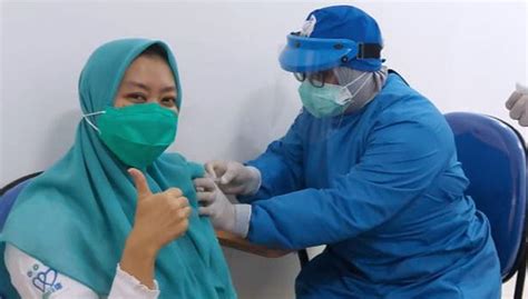 Puluhan Nakes Dan Karyawan Klinik Ub Disuntik Vaksin Sinovac Times