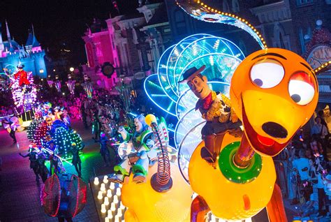 Hong kong disneyland offers city dwellers and tourists the perfect getaway from the hustle and bustle of the urban area of hong kong. Disney Sacks Staff At HK Disneyland, Attendance Tumbles ...