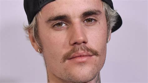 justin bieber s new hairstyle has the internet seeing red