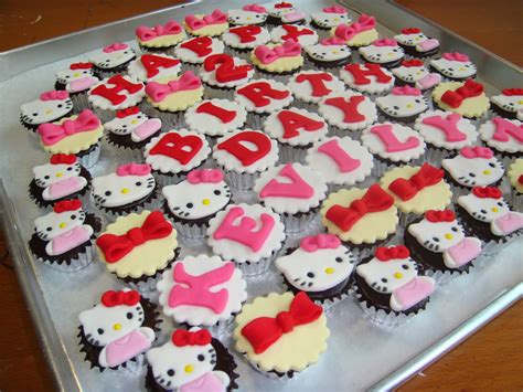 Yummy Baking Hello Kitty Min Cupcakes D2