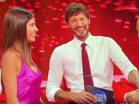 In ogni puntata gli ospiti si mettono alla prova con i classici giochi del programma come la stanza inclinata (gli ospiti mettono in scena alcune situazioni richieste dal conduttore in una. Ariadna Romero "prova" a cantare. La sua esibizione a ...