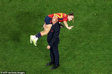 New Photo Shows Spanish FA President Lifting World Cup Star Athenea Del