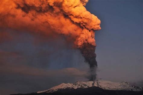 O etna, situado na sicília, a sul de itália, é o maior vulcão da europa e um dos maiores do mundo. Vulcão Etna tem erupção na Itália e tinge o céu. | Alô FM ...