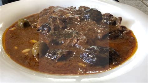 El fricandó es un plato tradicional de la cocina catalana que se prepara a base de filetes de ternera fritos y setas. Receta Fricandó de Ternera - YouTube