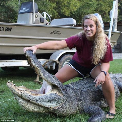 Female Mississippi Alligator Hunter Catches Nearly 700 Pound Record Breaking Reptile Daily
