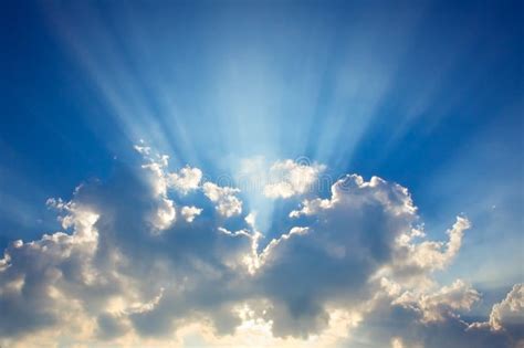 Cielo Blu And Nuvole Con I Raggi Del Sole Fotografia Stock Immagine Di