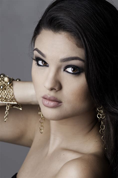 Uma linha de produtos exclusivos da gabriela rocha feitos com carinho, especialmente pra você, mulher cristã, que deseja refletir sua essência em peças modernas e versáteis com um toque. Mundo Miss: Miss Brasil Beleza Internacional - Gabriela Rocha