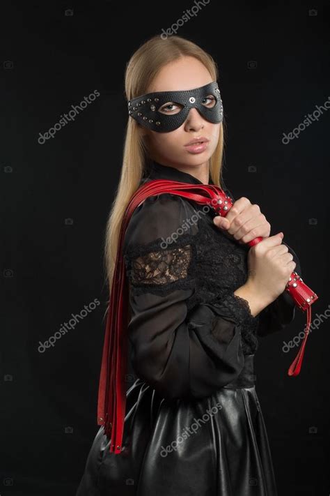 Fille Avec Fouet En Cuir Rouge Et Masque Bdsm Image Libre De Droit Par Kopitin