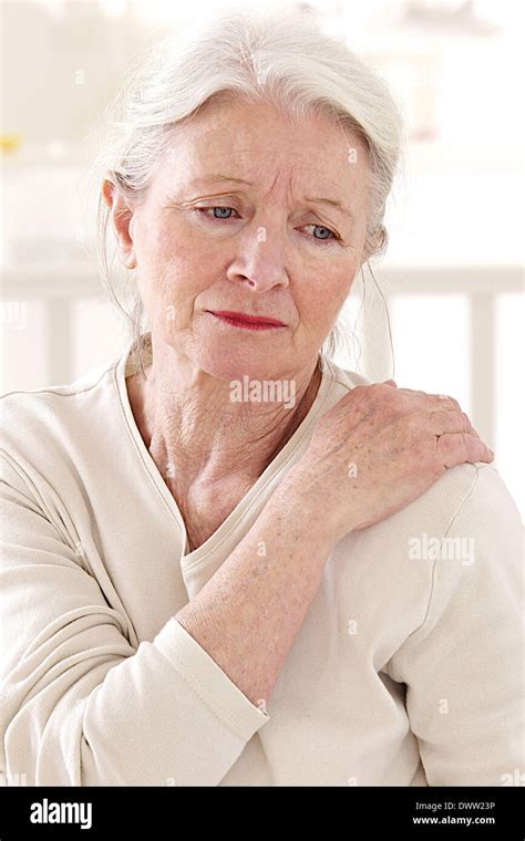 Shoulder Pain Woman Stock Photo Alamy