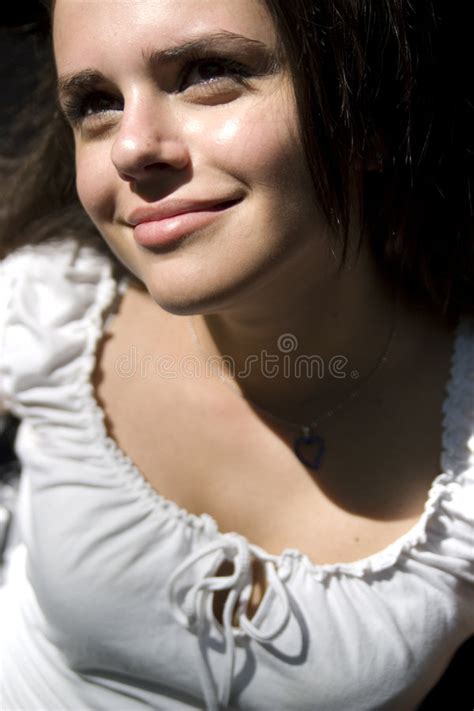 Retrato Da Menina De Sorriso Com Cabelos Vermelhos Foto De Stock