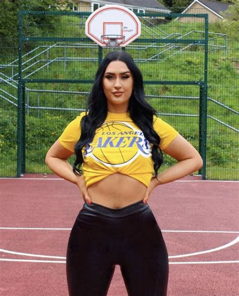 Pin By Chetumal On Babes Lakers Girls Sports Bra Babes