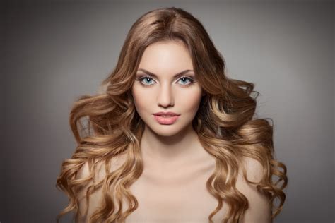 Beauty Portrait Curly Long Hair Friseursalon Haarmonie