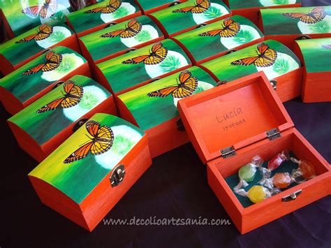 Letras de madera decoradas para los amiguitos, velas y marcapaginas para seguimos con los detallitos para invitados a la primera comunión, esta vez con lo de niñas, casi todas eligen el hola tenéis pulseras para regalar a invitados de comunión? Detalles para una Primera Comunión diferente, bonita, útil ...