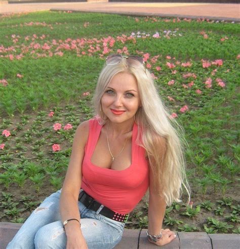 Vkdamochki Beautiful Blonde In Pink Top And Jeans