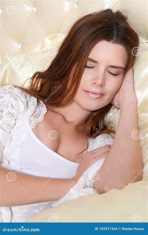 Jeune Femme Attirante Dormant Sur Le Lit De Cru Photo stock Image du expression bâti