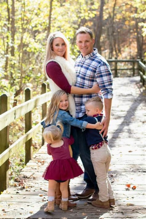 Women's Mix & match outfits for fall family photos.