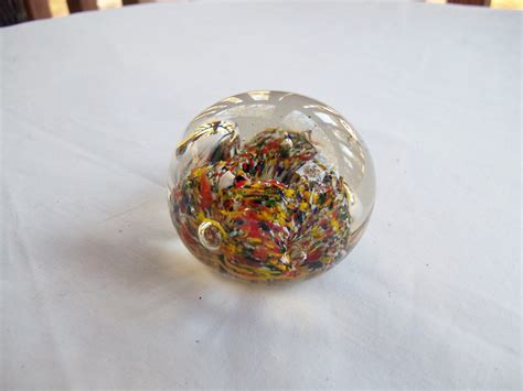 VINTAGE GLASS PAPERWEIGHT IN MILLIFLORA