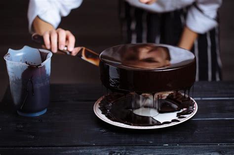 Polewa czekoladowa lustrzana do tortów: przepis na lśniącą polewę ...