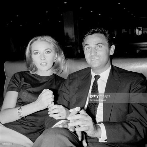 Roger Hanin Et Daniela Bianchi à Orly France Le 27 Août 1964 News