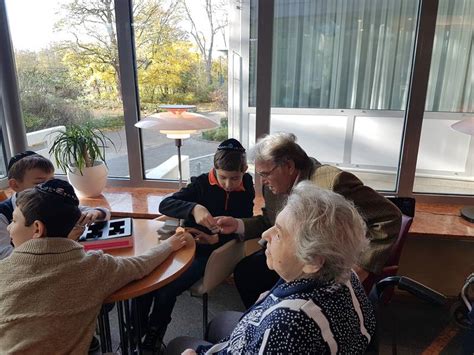 4.8 sterne aus 1 kundenbewertungen.die einrichtung hat eine koschere küche, der sabbat und die jüdischen feiertage (religiös wie säkular) werden gefeiert. Mitzvah Day in der Klasse 4b: Besuch im Nelly-Sachs-Haus ...