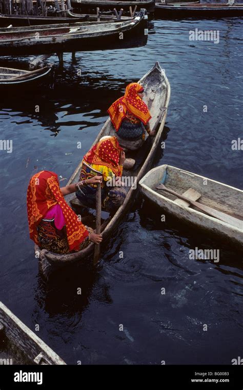 Los Indios Kuna Usa Canoas Para Ir De Isla En Isla En Las Islas De San Blas Panam Fotograf A