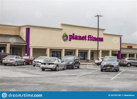 Planet Fitness Building And Parking Lot Editorial Photo Image Of Signage Dekalb 201597381