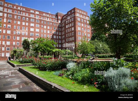 Dolphin Square Hi Res Stock Photography And Images Alamy